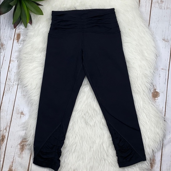 Lululemon Embrace Crop - Picture 2 of 8